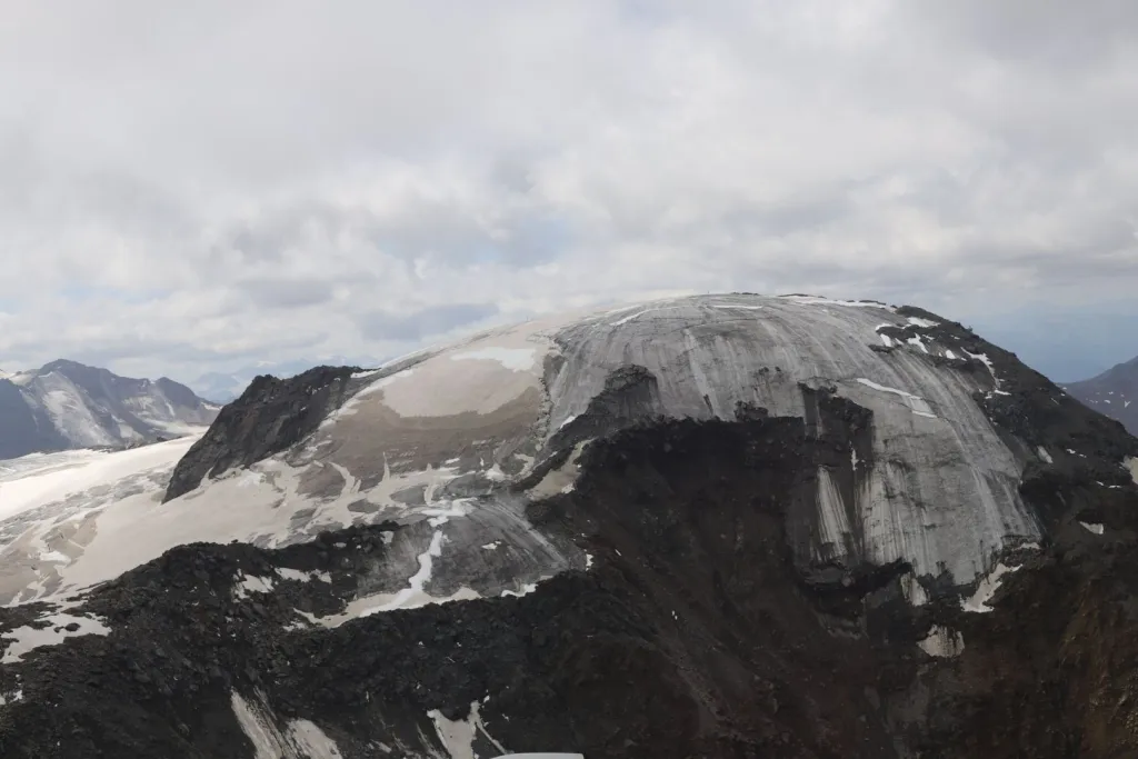 La cumbre del Weißseespitze en 2023. Las zonas oscuras de la superficie evidencian un notable proceso de deshielo