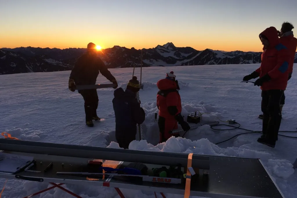 Investigadores de la Universidad Ca’ Foscari de Venecia y de la Academia Austriaca de Ciencias perforan un núcleo de hielo en el glaciar Weißseespitze, en los Alpes de Ötztal, durante una campaña científica realizada en 2018